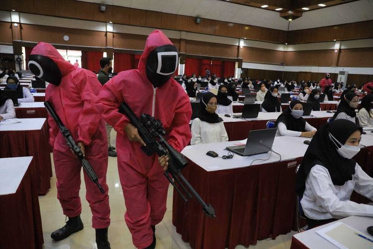 tentara-merah-muda-menjaga-tes-cpns-kemenkumham-di-kampus-untag-surabaya.jpg