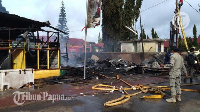 tiga-kios-papan-disamping-polres-merauke.jpg