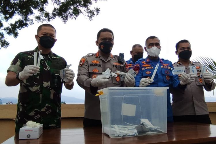 tim-gabungan-menunjukkan-bungkus-alat-tes-cepat-antigen-yang-sempat-terbuang-di-selat-bali.jpg