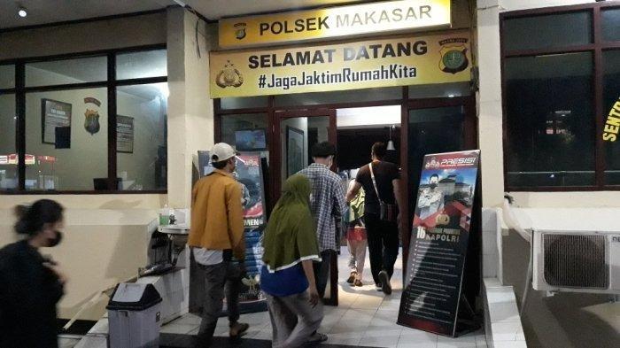 titi-suherti-48-dan-keluarga-yang-menjadi-korban-pengeroyokan-kelompok-pemuda.jpg