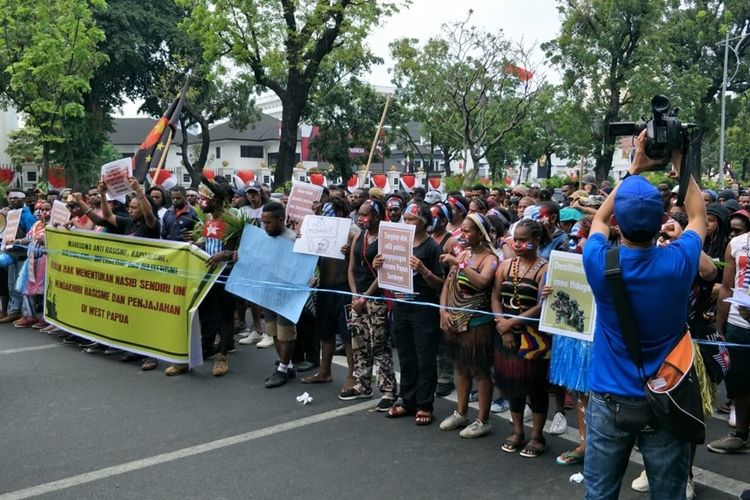 tolak-rasialisme-mahasiswa-papua-unjuk-rasa-di-depan-mabes-tni-ad.jpg