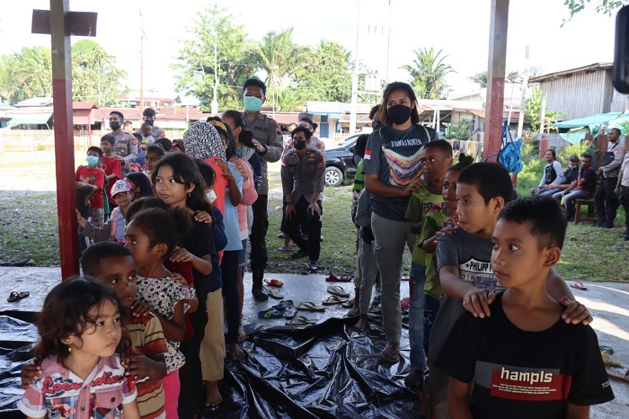 Pasca Kerusuhan Yahukimo, Personil Ops Damai Cartenz Beri Trauma Healing Buat Anak-Anak