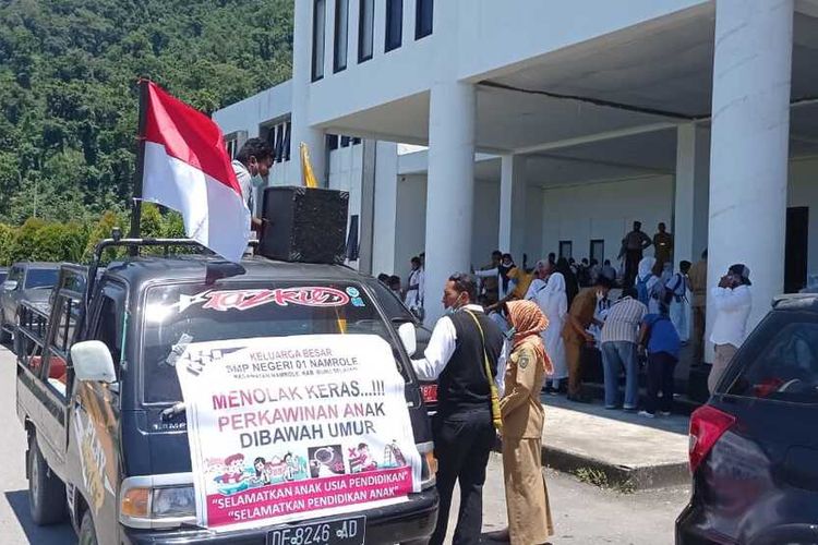 untuk-memprotes-kasus-pernikahan-dini-yang-menimpa-seorang-siswa.jpg