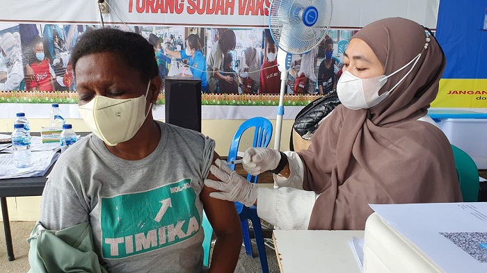 Ratusan Warga Timika Ikuti Vaksinasi Booster di Enam Gerai