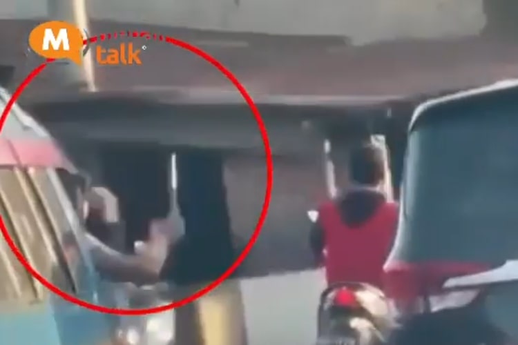 viral-video-sopir-angkot-mengejar-mobil-sambil-mengacungkan-besi-di-medan.jpg