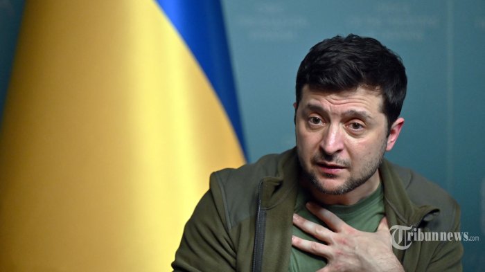 volodymyr-zelensky-berbicara-saat-menggelar-jumpa-pers-di-kota-kyiv.jpg