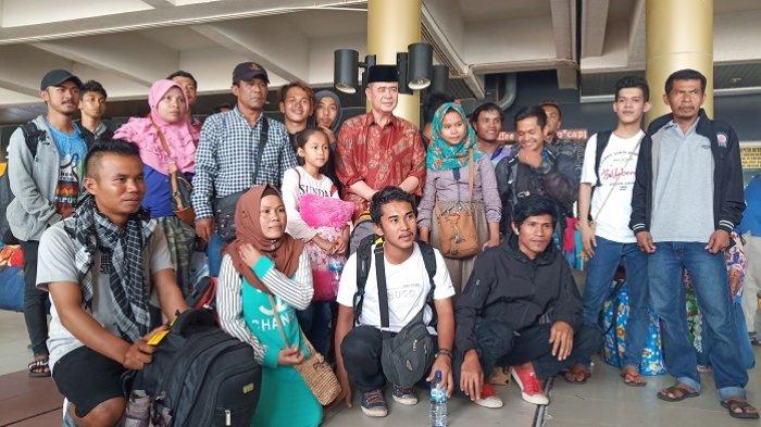wagub-sumbar-nasrul-abit-saat-menyambut-kedatangan-warga-wamena.jpg