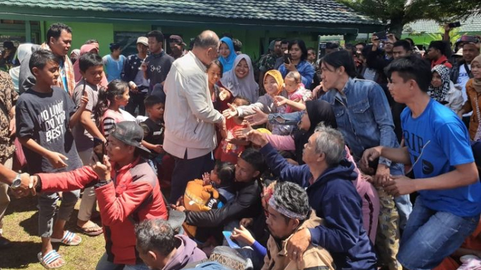 wakil-gubernur-sumbar-nasrul-abit-di-posko-pengungsian-di-wamena.jpg