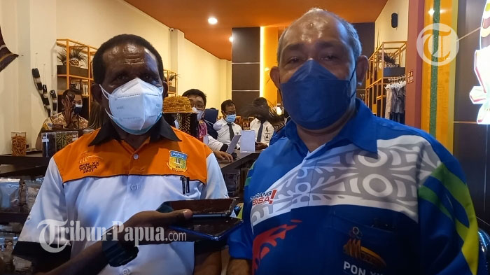 wakil-sekertaris-umum-pb-pon-xx-papua-carolus-bolly-usai-membuka-resmi-gerai-hoani-papua.jpg