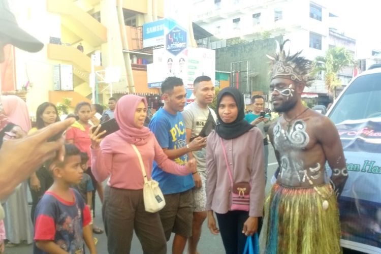 warga-ambon-berebutan-foto-bersama-mahasiswa-papua-di-acara-karnaval-musik-ambon-jumat-692019.jpg