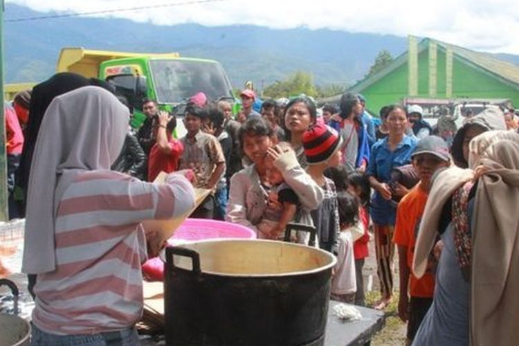 warga-antre-mendapat-bantuan-makanan-di-posko-pengungsian-wamena.jpg