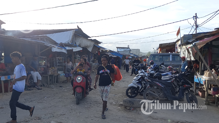 warga-di-pasar-youtefa-abepura-masih-mengabaikan-protokol-kesehatan.jpg