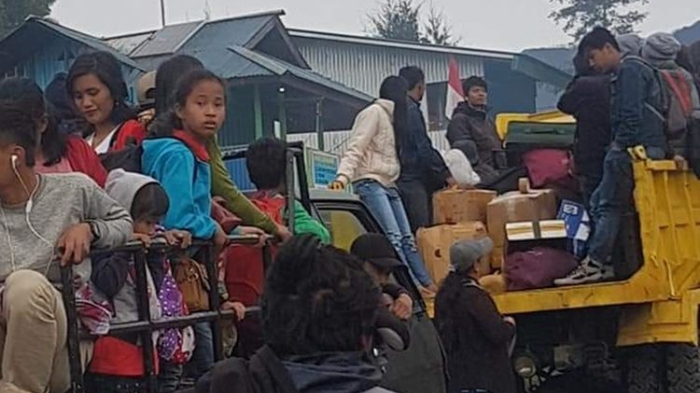 warga-distrik-ilaga-yang-akan-mengungsi-di-polsek-dan-koramil-ilaga.jpg