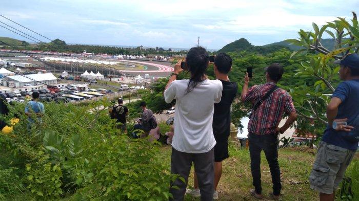 warga-menyaksikan-gelaran-motogp-mandalika-2022-dari-bukit-kuburan.jpg