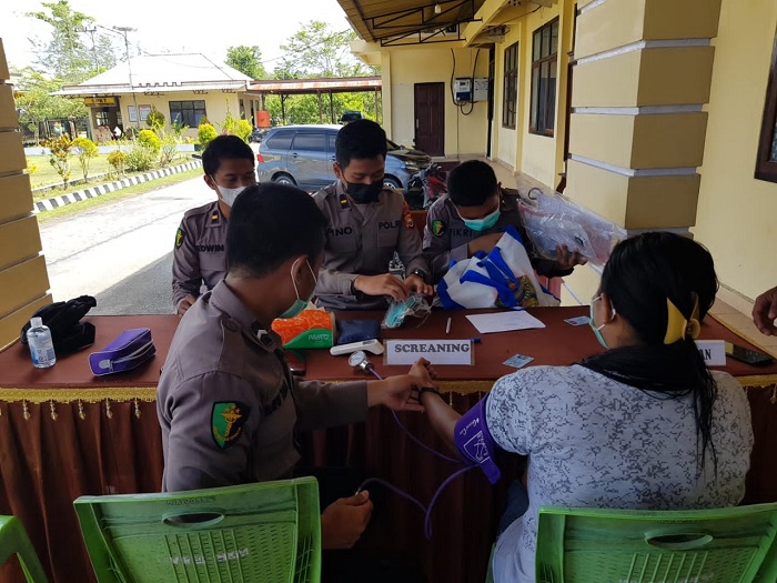 Polisi Edukasi Prokes dan Vaksinasi Covid-19 Kepada Warga Yahukimo