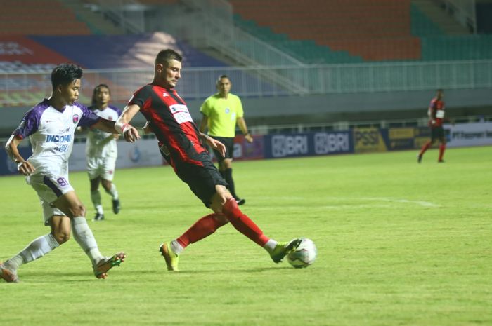 yevhen-bokhasvili-pada-pertandingan-persipura-vs-persita-pada-liga-1-20212022.jpg