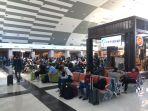 111-Suasana-penumpang-di-ruang-tunggu-lantai.jpg