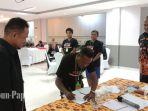 12-Direktur-Sekolah-Adat-Papua-Orgenes-Monim.jpg