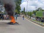 AKSI-MASSA-Massa-bakar-ban-dukung-putusan-MR.jpg