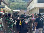 Dua Anggota Brimob yang Gugur Ditembak KKB Puncak Jaya Dievakuasi ke Timika 