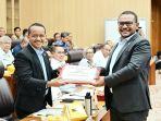Anggota-DPR-RI-Arif-Riyanto-Uopdana-saat-menyerahkas.jpg