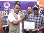 BNPB-SERAHKAN-BANTUAN-GEMPA.jpg