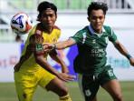 BOLA-Pemain-PSMS-Medan-dan-Sriwijaya-FC-berebut-bola-di-St.jpg