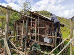 Bangun-Rumah-Warga-di-Kiwirok.jpg