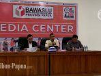 Bawaslu-Provinsi-Papua-saat-menggelar-konferensi-pers.jpg