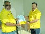 Calon-Wali-Kota-Jayapura-Abisai-Rollo-menerima-Surat-Keput.jpg