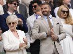 David-Beckham-bersama-ibunya-Sandra-kiri-saat-menonto.jpg