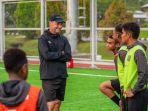 Direktur-Papua-Football-Academy-PFA-Wolfgang-Pikal-memimpin.jpg