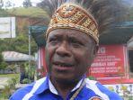 Direktur-Sekolah-Adat-Negeri-Papua-Origenes-Monim.jpg