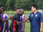 EY-PERSIPURA-Manajer-Persipura-Jayapura-Owen-Rah.jpg