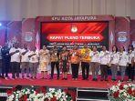 Foto-bersama-Usai-Rapat-Pleno-Terbuka-Pengundian-dan-Pene.jpg