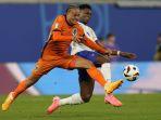 Gelandang-Belanda-Xavi-Simons-dan-gelandang-Perancis-Aurelien-Tch.jpg