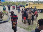 MENGUNGSI-Pengungsi-dari-Distrik-Paro-setelah-tiba-di-Kenyam-nduga.jpg