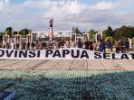 Masyarakat-Merauke-saat-membentangkan-bendera-Provinsi-Papua-Selatan2072022.jpg