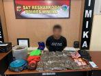 Pelaku-WS-dan-barang-bukti-ganja-saat.jpg