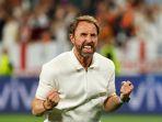 Pelatih-Inggris-Gareth-Southgate-merayakan-keber.jpg