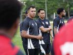 Pelatih-Persipura-Jayapura-Ricardo-Salampessy-se.jpg