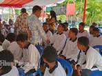 Pendidikan-Provinsi-Papua-Christian-Sohilait-saat-mengunjung.jpg
