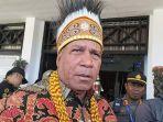 Penjabat-Gubernur-Papua-Barat-Paulus-Waterpauw-saat-diwawanca.jpg