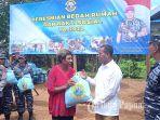 Penjabat-Gubernur-Papua-Selatan-menyerahkan-Bahan-Pokok-Bantuan.jpg
