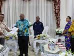 Plt-Sekda-Biak-serahkan-SK-Pejabat-Sementara-Direktur-PDAM-Biak-ke-Sarles-M-Makuker.jpg