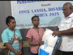 Sekda-Kota-Jayapura-Evert-Merauje-menyerahkan.jpg