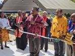 Sekda-Nabire-saat-menandatangani-prasasti-Gereja-GKI-Kanaan-yang-baru-diresmikan.jpg