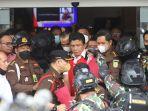 TERSANGA-Ferdy-Sambo-dikawal-Brimob-saat-keluar-dari-Gedung-Jaksa-Agung.jpg