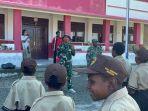 Siswa SD Pigapu Kabupaten Mimika Antusias Sambut Bantuan Peralatan Olahraga dari Satgas TMMD