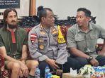 Tampak-Philips-Mark-Mehrtens-duduk-di-samping-Kapolres-Mimika.jpg